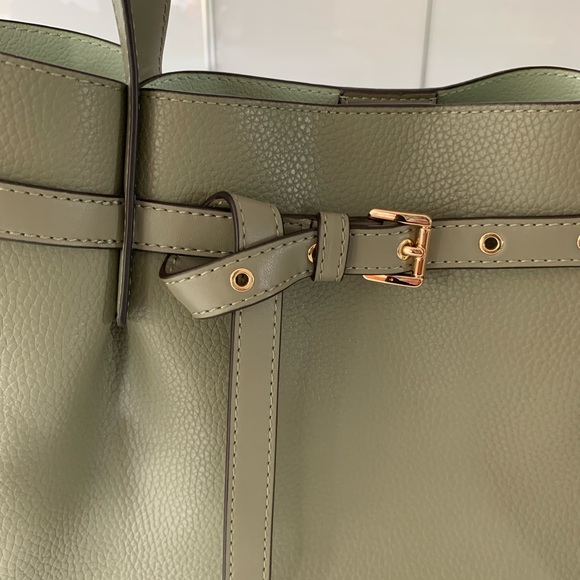 Michael Kors Emilia LARGE PEBBLED TOTE
• Fits 13” laptop - Picture 4 of 7